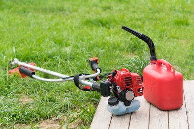 çim biçme makinesi ve jerry yeşil çim arka planda benzin ile olabilir