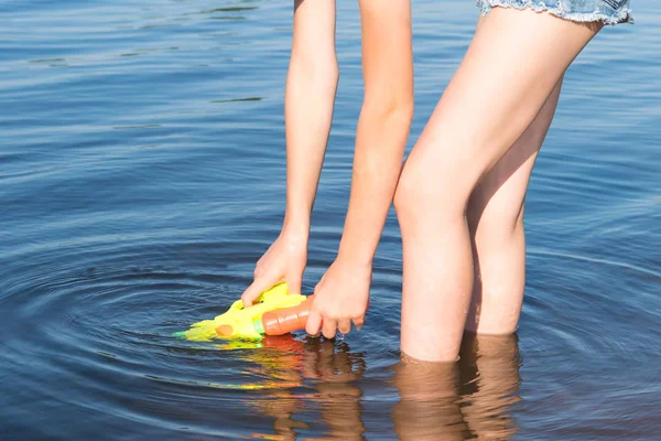 Child Fills Water Gun River Close — Stock Photo, Image