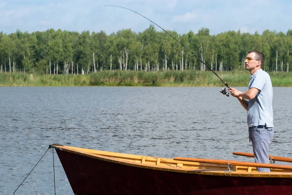 Hombre Gafas Sol Barco Está Pescando Con Ayuda Girar Tiempo —  Fotos de Stock