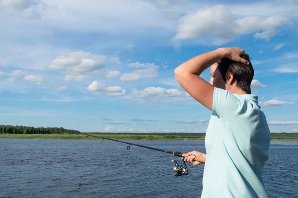 川の良い天気の中で回転する魚をキャッチする方法を考えている女の子 — ストック写真