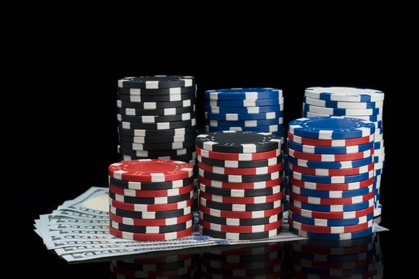 Poker Fişleri Yığınları Siyah Bir Arka Plan Üzerinde Yüz Dolarlık — Stok fotoğraf