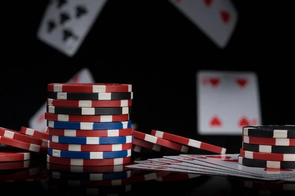Stapel Poker Chips Achtergrond Van Vallende Speelkaarten — Stockfoto