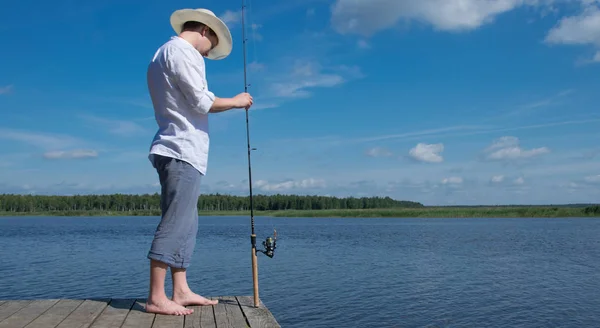 Homem Chapéu Cais Segurando Fiação Para Pesca Contra Lago Azul — Fotografia de Stock