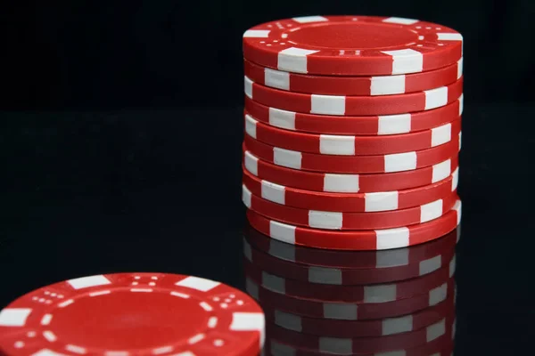 Yansıma Ile Siyah Arka Plan Üzerinde Kırmızı Casino Yongaları Yığını — Stok fotoğraf
