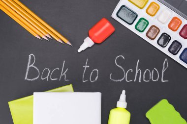 okul dersleri sırasında çocukların yaratıcılığı için öğeleri siyah bir tebeşir tahtası üzerinde yalan