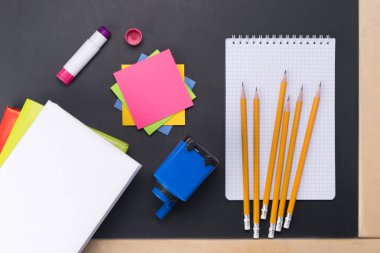 okulda bir çizim dersi için ders kitapları ve konular siyah bir tebeşir tahtası arka planda