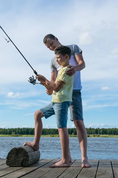 Padre Insegna Figlio Continuare Girare Correttamente Durante Pesca Molo Sul — Foto Stock