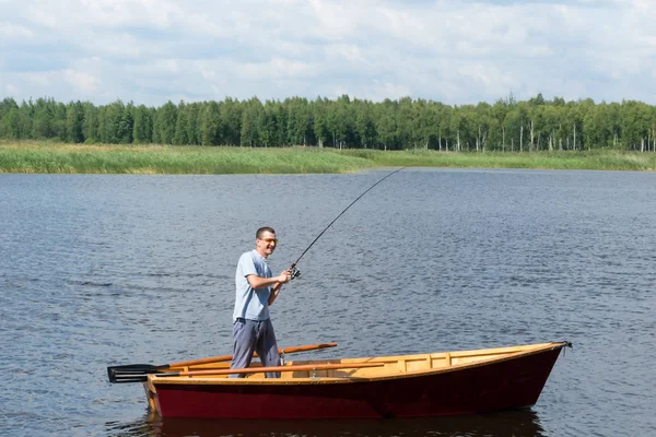 Hombre Barco Río Regocija Cuando Pez Atrapado Girando Mientras Saca —  Fotos de Stock