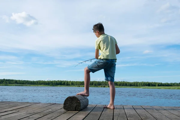 Niño Captura Peces Con Una Caña Pescar Lago Contra Hermoso —  Fotos de Stock