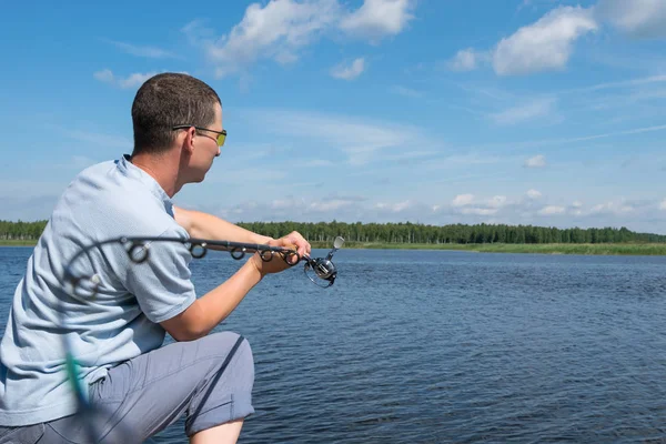 Hombre Gafas Sol Lanza Girando Lago Para Pesca Primer Plano —  Fotos de Stock