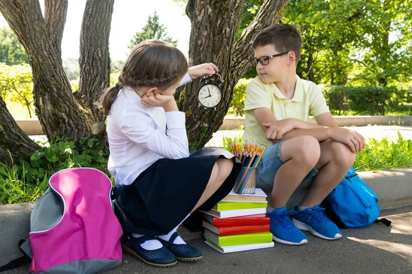 Colegial Colegiala Mirar Reloj Esperar Que Lección Comience Parque — Foto de Stock