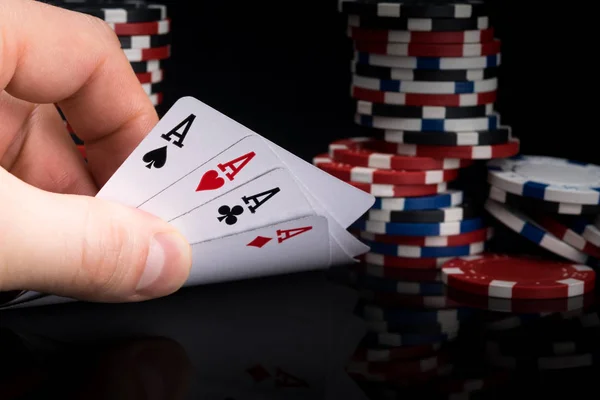 Jogador Poker Olha Para Suas Cartas Levantando Uma Mesa Preta — Fotografia de Stock