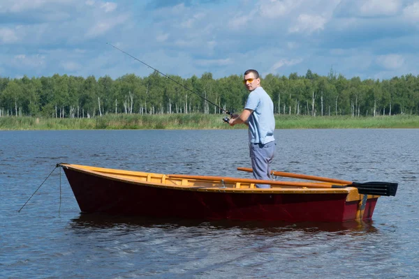 Чоловік Відпочиває Озері Катається Човнах Веслами Риболовлі Вудкою — стокове фото