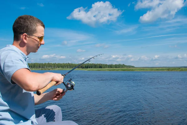 Ein Mann Gelber Brille Nahaufnahme Vor Einer Wunderschönen Landschaft Mit — Stockfoto