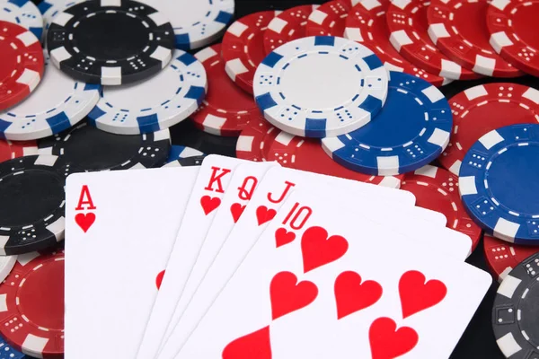 Poker Büyük Bir Kazanmak Için Kırmızı Kartların Hizalanması — Stok fotoğraf