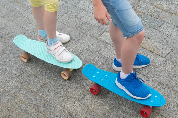 Tegen Stenen Bestrating Close Twee Skateboards Met Voeten Van Een — Stockfoto