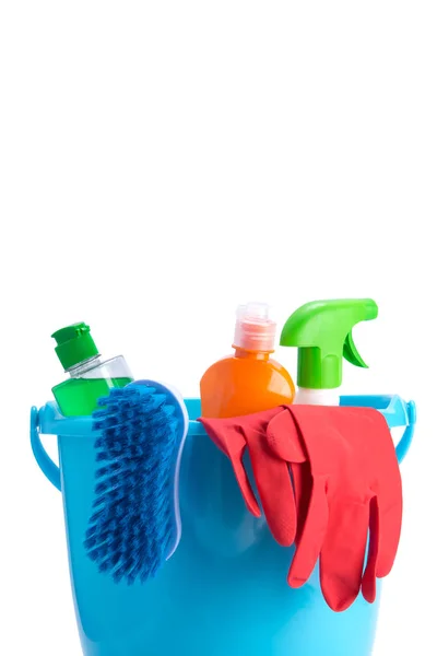 青いバケツ 多色のボトル ブラシと赤いゴム手袋 表面を洗浄するための 白い背景に 碑文のための場所 — ストック写真