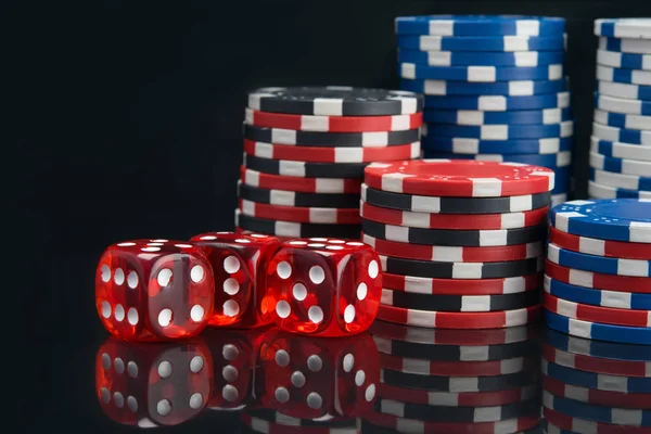 Een Zwarte Achtergrond Met Reflectie Piramides Van Multi Gekleurde Poker — Stockfoto