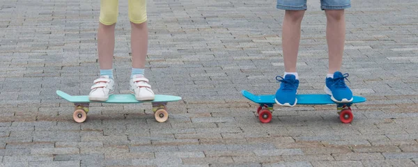 Közelről Fiú Lány Lábát Skateboards Blokkok — Stock Fotó