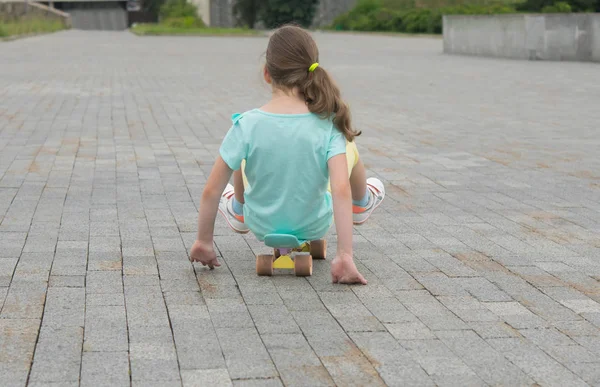 Chica Montando Pavimento Piedra Monopatín Sentado Vista Trasera —  Fotos de Stock