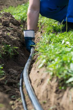 ülkede yaz su temini için zemine borular döşeme