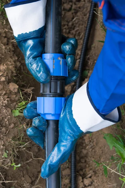 Manos Guantes Goma Conectan Gruesos Tubos Largos Para Agua — Foto de Stock