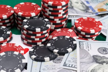 poker fişleri ve para bir sürü yeşil masa, yakın çekim, arka plan üzerinde