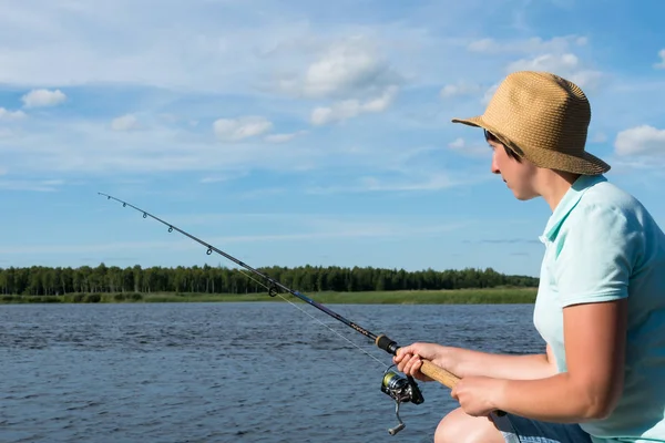 Ragazza Con Cappello Sta Pescando Filatura Sul Fiume Con Bel — Foto Stock