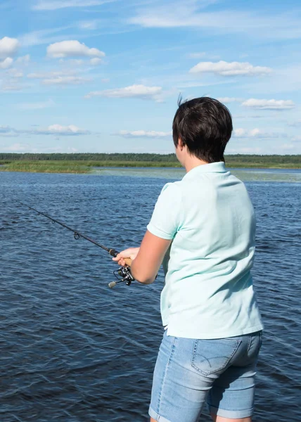 Chica Pesca Girando Lago Con Buen Tiempo Primer Plano Vista —  Fotos de Stock