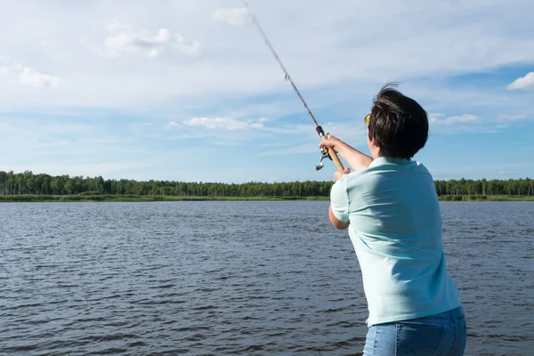 Mädchen Wirft Spinning Den See Einen Fisch Fangen Rückansicht — Stockfoto