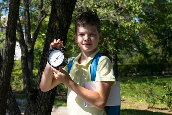 Estudiante Parque Mantiene Reloj Despertador Tiempo Vuelta Escuela Las Vacaciones — Foto de Stock