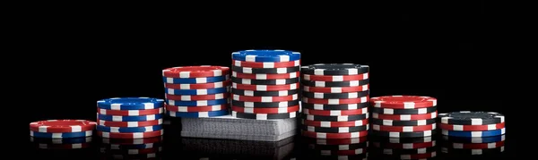 Chips Uri Poker Colorate Stau Piramidă Pachet Cărți Fundal Negru — Fotografie, imagine de stoc