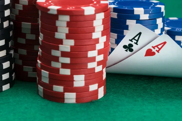 Winnende Combinatie Van Kaarten Poker Chips Een Groene Tafel Achtergrond — Stockfoto