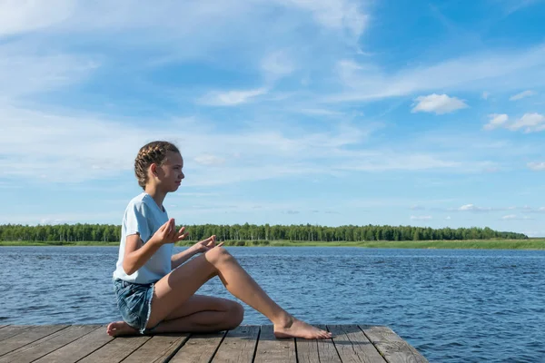 Güzel Güneşli Bir Günde Göl Kenarında Kız Doğada Meditasyon — Stok fotoğraf
