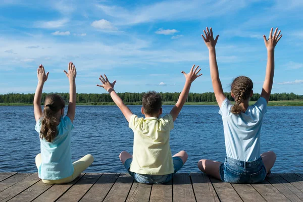 Tre Barn Flodstranden Närheten Skogen Gör Yoga — Stockfoto