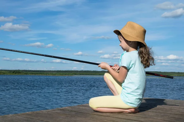 Κοριτσάκι Καπέλο Ψαρεύει Μια Λίμνη Μια Ηλιόλουστη Μέρα — Φωτογραφία Αρχείου