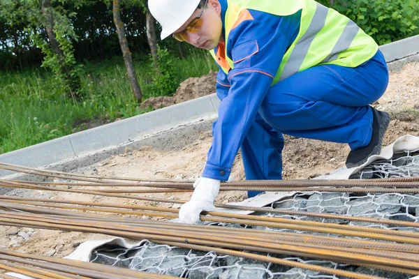 Trabajador Overoles Toma Varillas Hierro Para Construcción Primer Plano — Foto de Stock