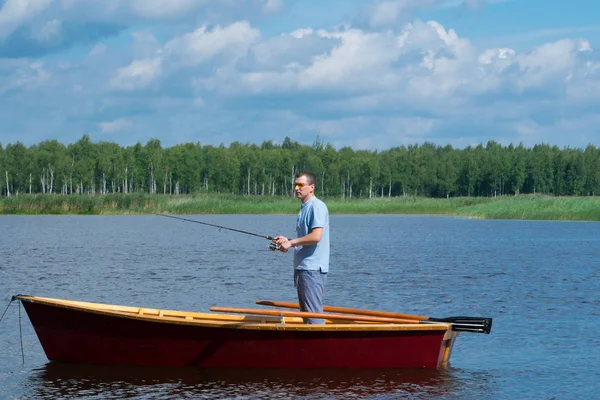 Homem Óculos Amarelos Barco Com Remos Segurando Uma Vara Pesca — Fotografia de Stock