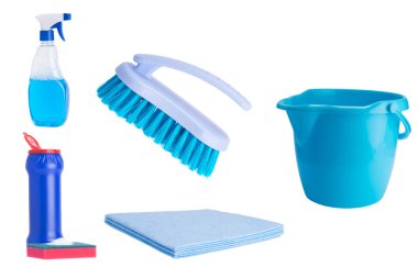 beyaz bir arka plan üzerinde, mavi bir kova yakın çekim, fırça, sünger ve paçavra, temizlik için