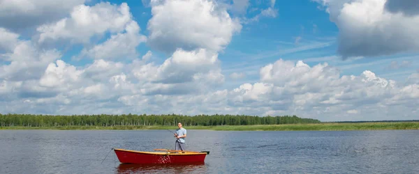 Hombre Barco Centro Del Lago Sostiene Una Caña Pescar Para —  Fotos de Stock