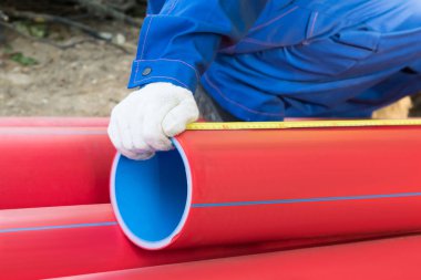 oluşturucu kırmızı boru bir parça alır, arka plan yakın