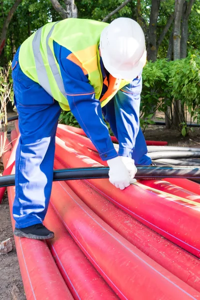 Constructor Con Casco Chaleco Amarillo Mide Las Tuberías Rojas Calle — Foto de Stock