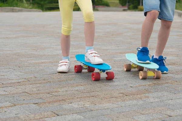 Sobre Fondo Bloques Piedra Primer Plano Los Pies Niño Una — Foto de Stock