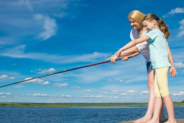 Mamma Figlia Sono Sul Molo Contro Cielo Blu Lago Tenendo — Foto Stock