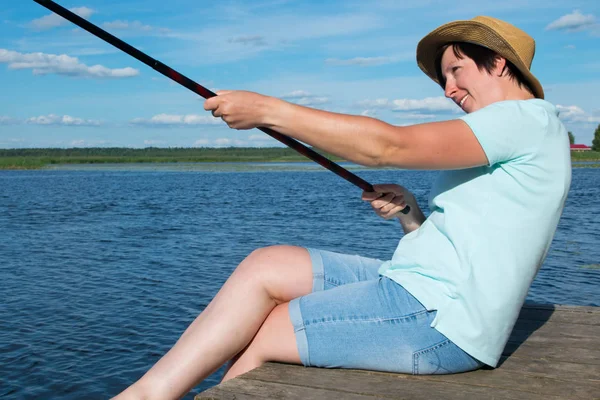 Yakın Çekim Bir Iskelede Bir Şapka Neşeli Kadın Bir Balıkçı — Stok fotoğraf