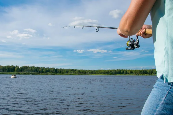 Vicino Pesca Spinning Contro Cielo Blu Lago Sono Posti Iscrizione — Foto Stock