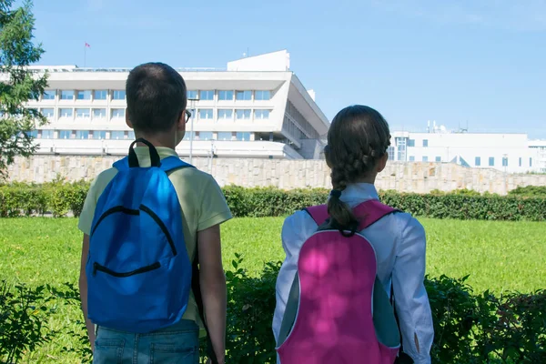 Park Fresh Air Schoolchildren Look Educational Institution Rear View — Stock Photo, Image