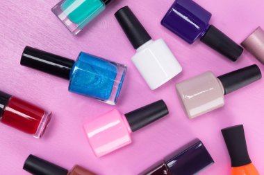 pembe arka plan üzerinde çok renkli ojeler, yakın çekim