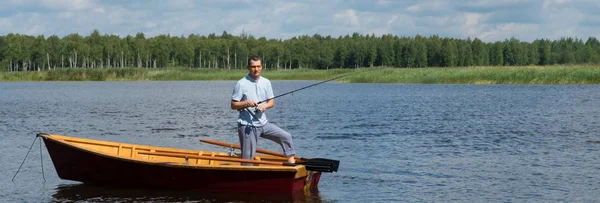 Pesca Girando Desde Barco Río — Foto de Stock