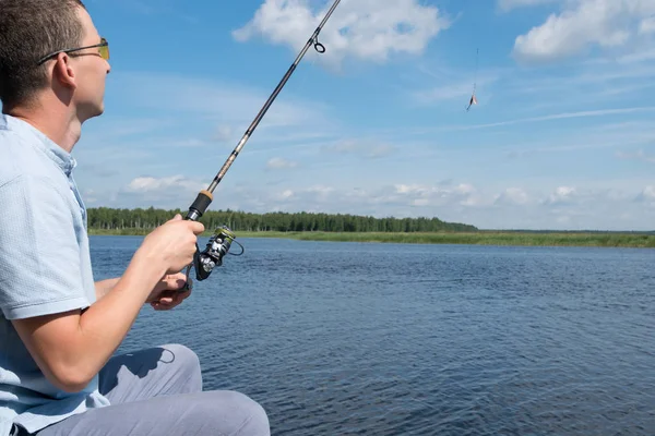 Uomo Con Una Canna Pesca Contro Cielo Blu Vista Posteriore — Foto Stock